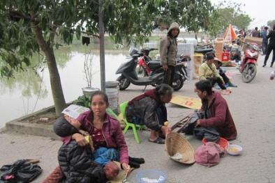 'Cái bang' la liệt đền ông Hoàng Mười